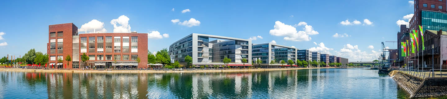 Abschnitt des Duisburger Innenhafens mit Gebäuden am Wasser